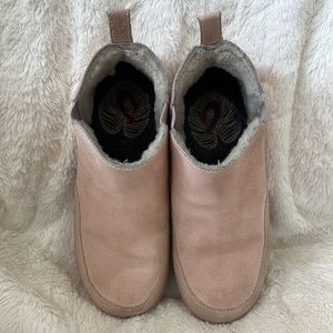 Preowned Olukai Olani Peach Leather Ankle Booties  - Size 7.